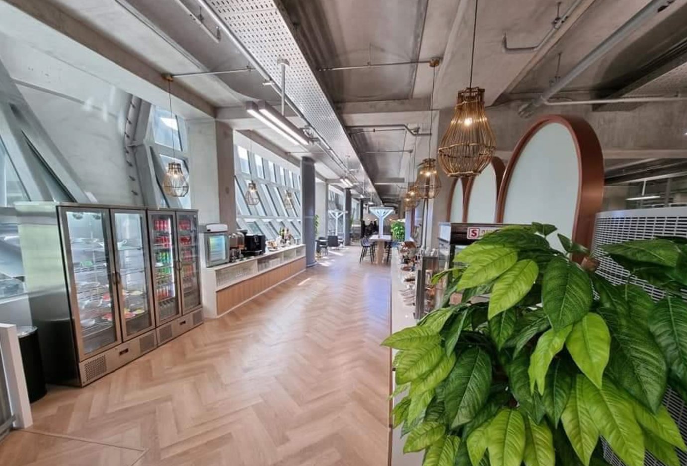 Buffet and refreshment area at Miracle Lounge Domestic Concourse D, Bangkok Suvarnabhumi Airport with drinks, snacks, and coffee station.