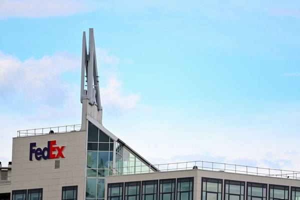 Exclusive Airport Lounge Perk for FedEx Employees Worldwide