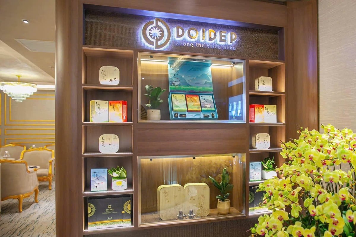 Display of premium Doidep gift products and Vietnamese herbal teas at Nam A Bank Premier Lounge in Da Nang Airport, featuring elegant wooden shelving, potted plants, and soft ambient lighting.