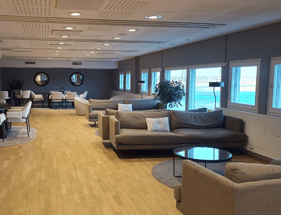 Main lounge room in Pearl Lounge C37