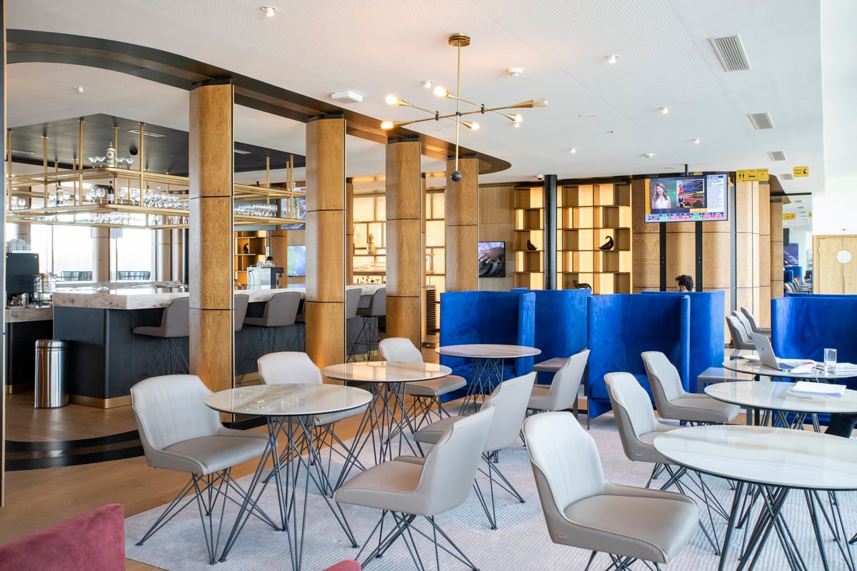 Seating area with table and chairs at HelloSky Airport Lounge Fiumicino