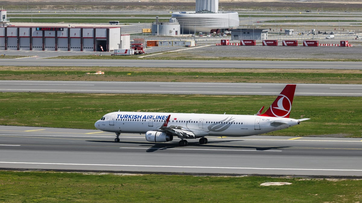 Turkish Airlines Plan on Runway