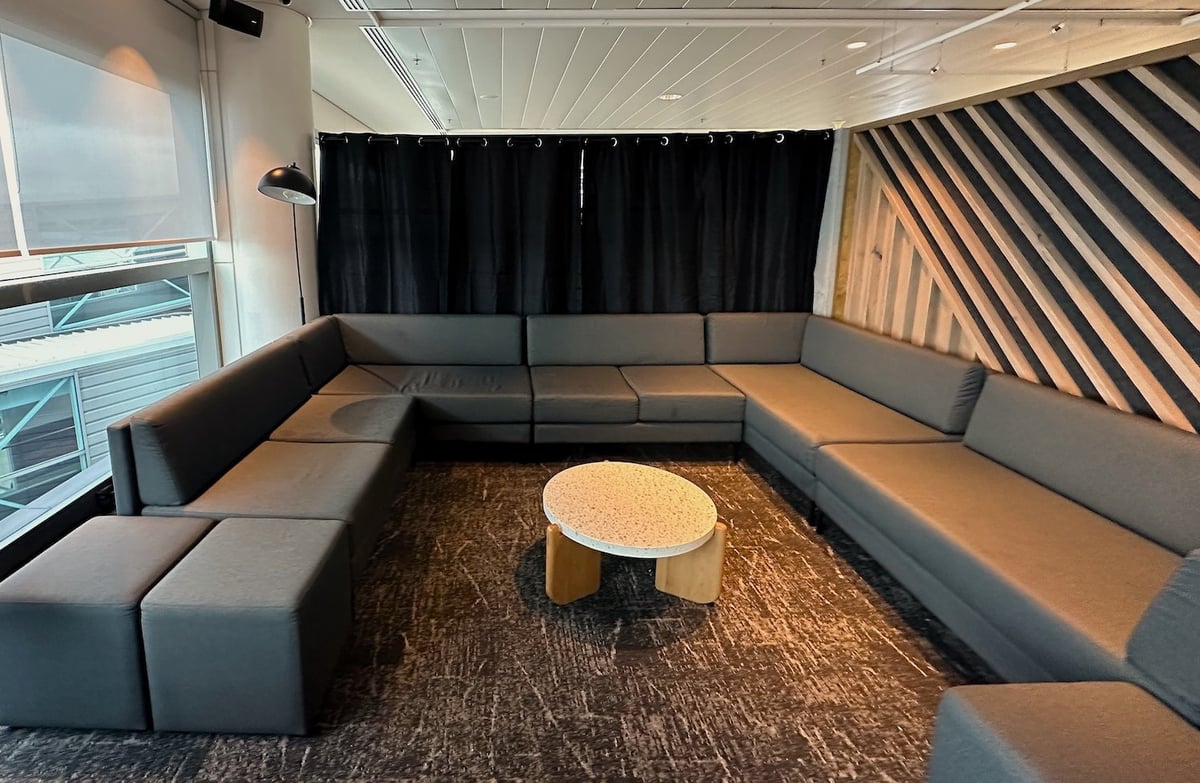 Seating alcove area at the Brisbane airport plaza premium lounge.