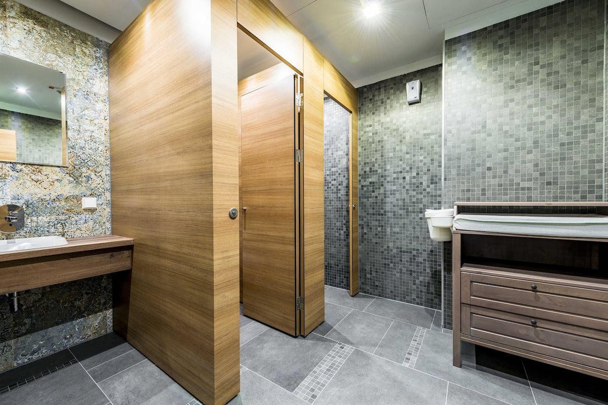 Bathroom facilities in Primeclass Lounge, Frankfurt Airport