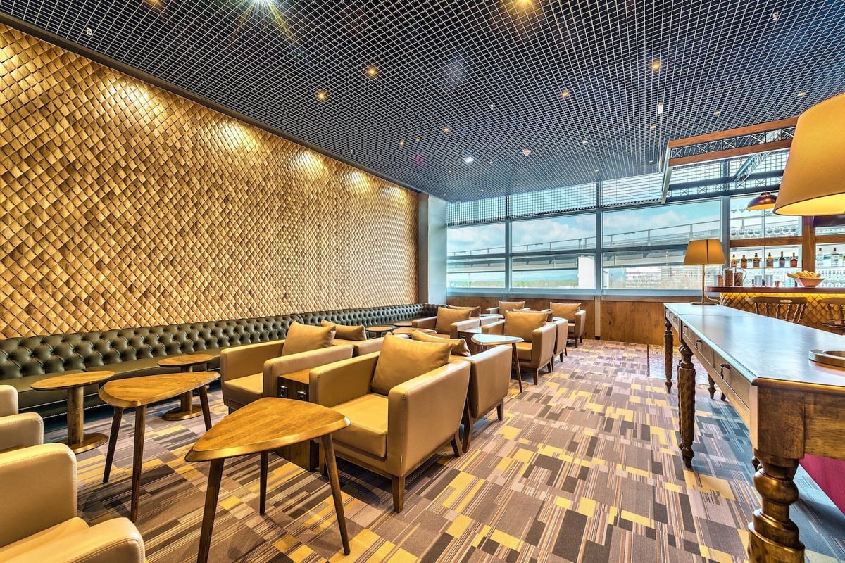 Wall seating area next to bar in Primeclass Lounge, Frankfurt Airport