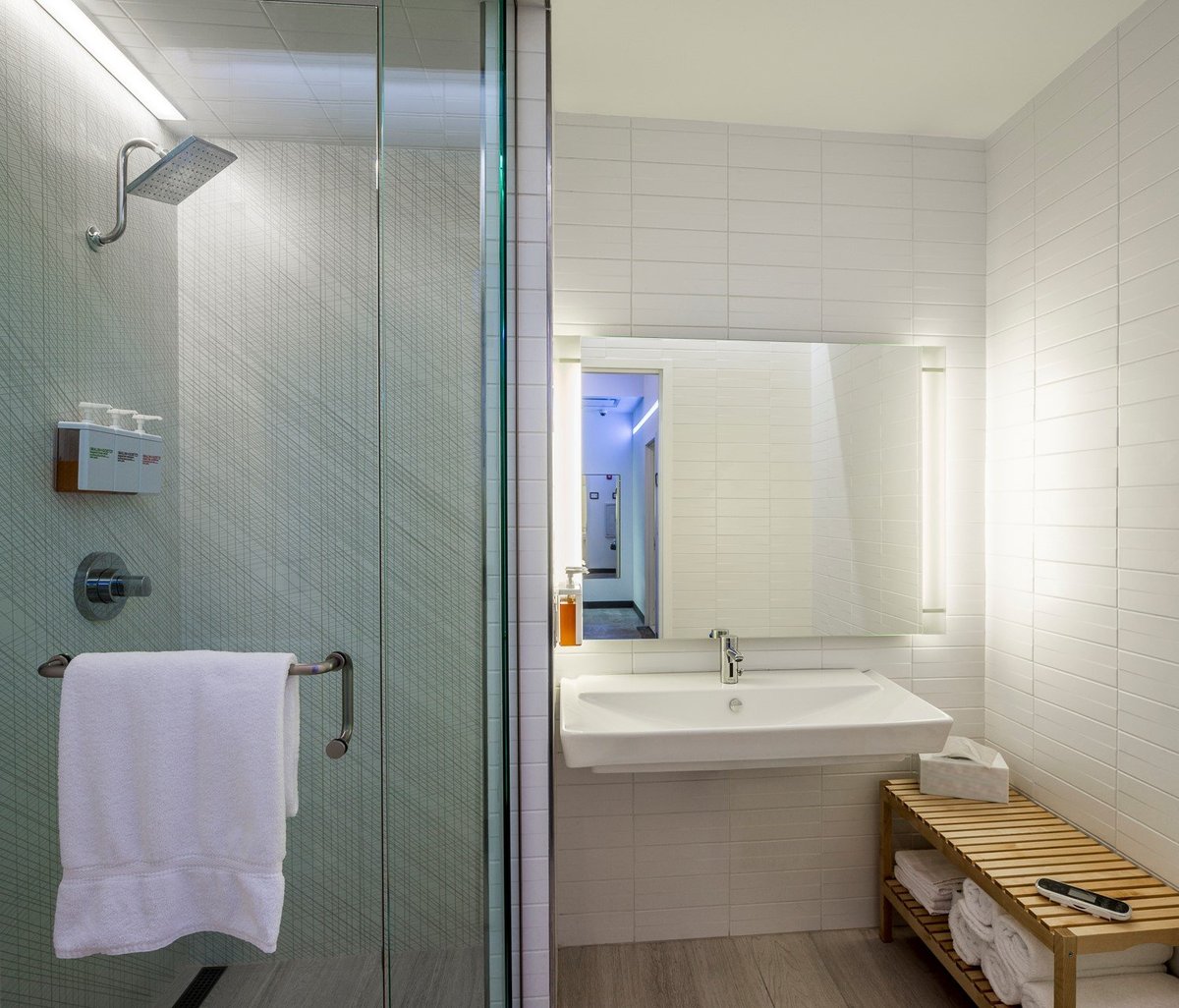 Shower room ROAM Fitness