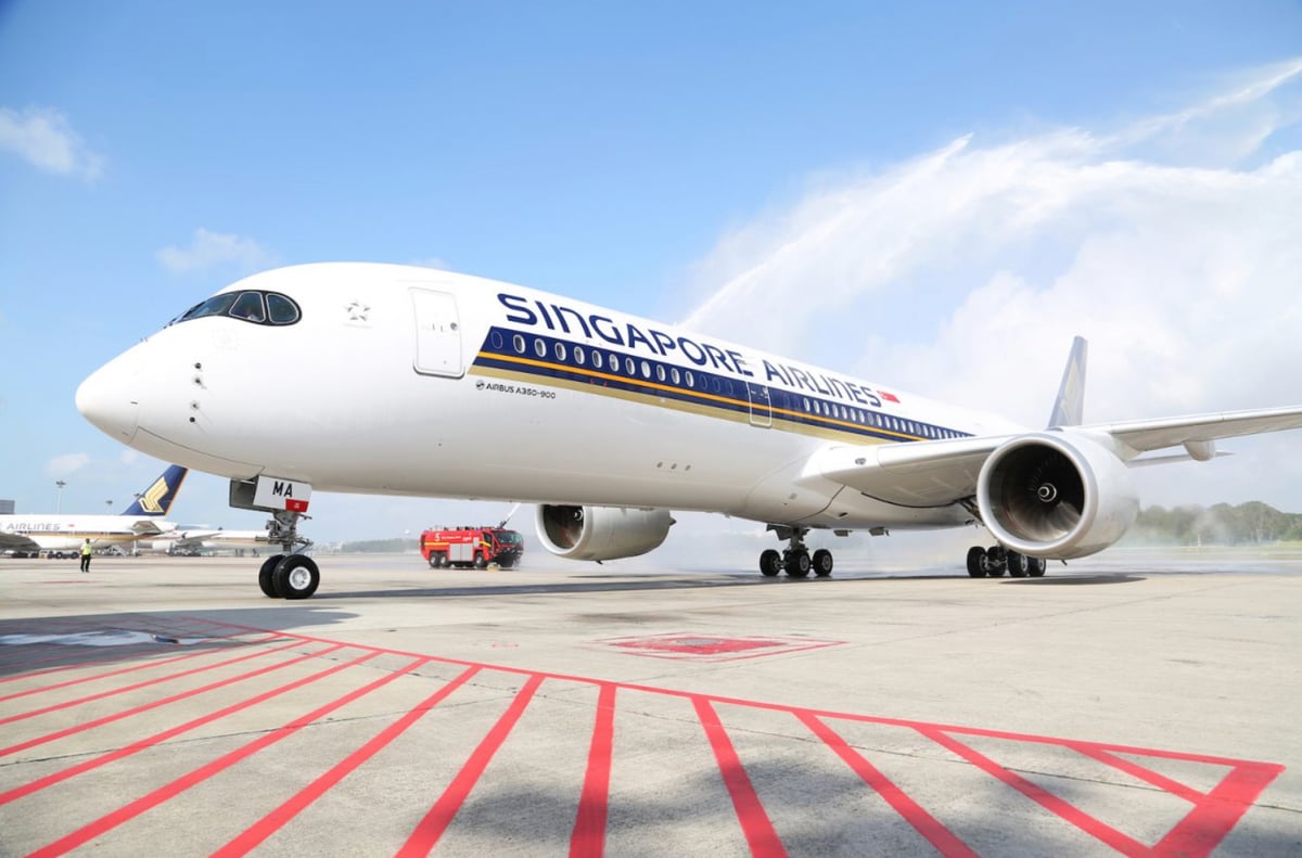 Exterior view of a Singapore airlines plane on the tarmac.