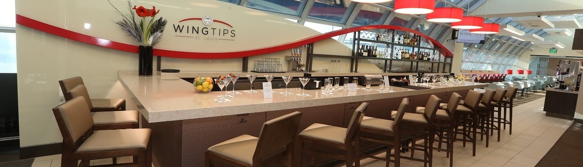 Bar at Wingtips Lounge STL