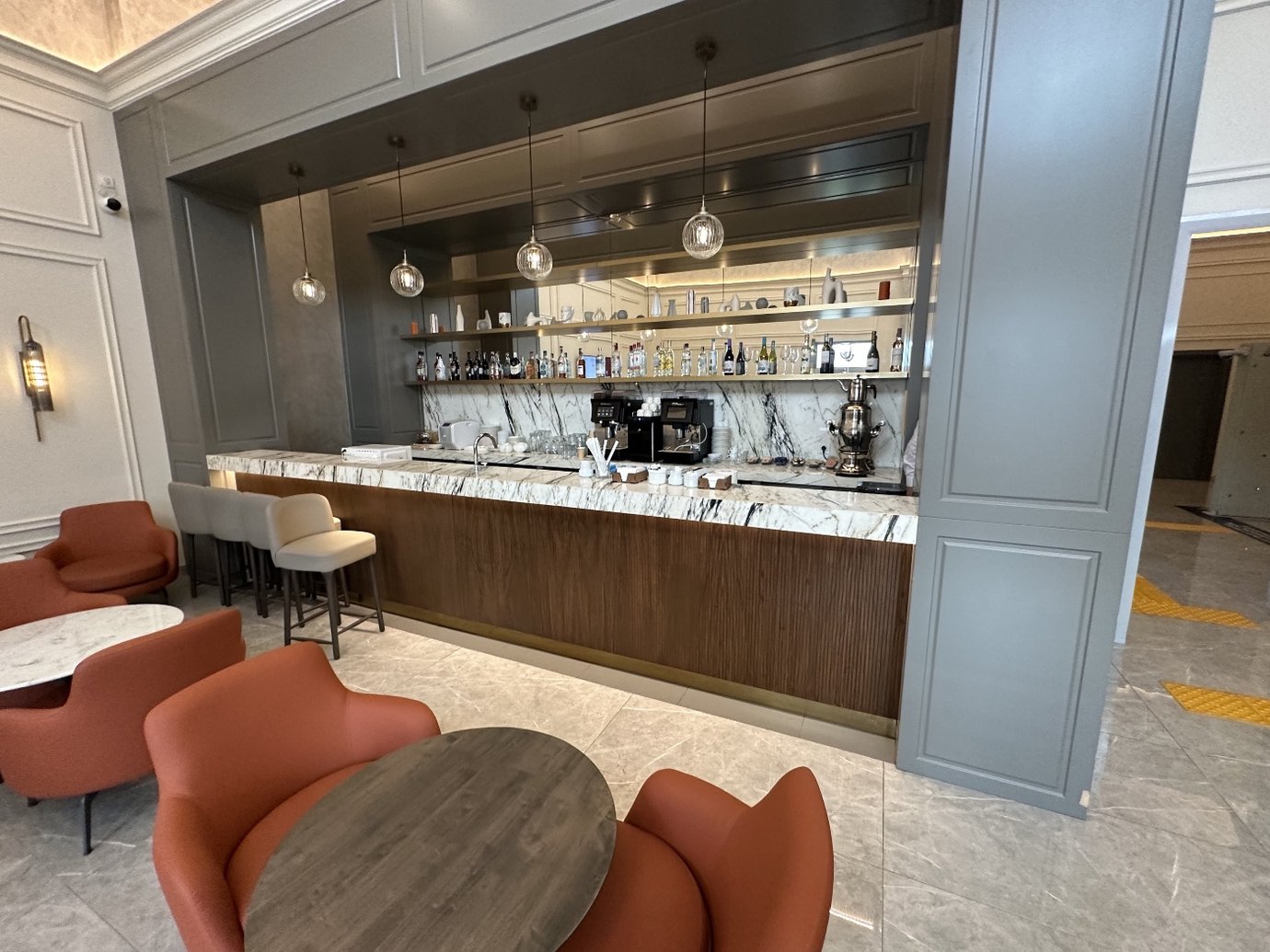 Bar in the domestic section of the Primeclass lounge Bar in the domestic section of the Primeclass lounge