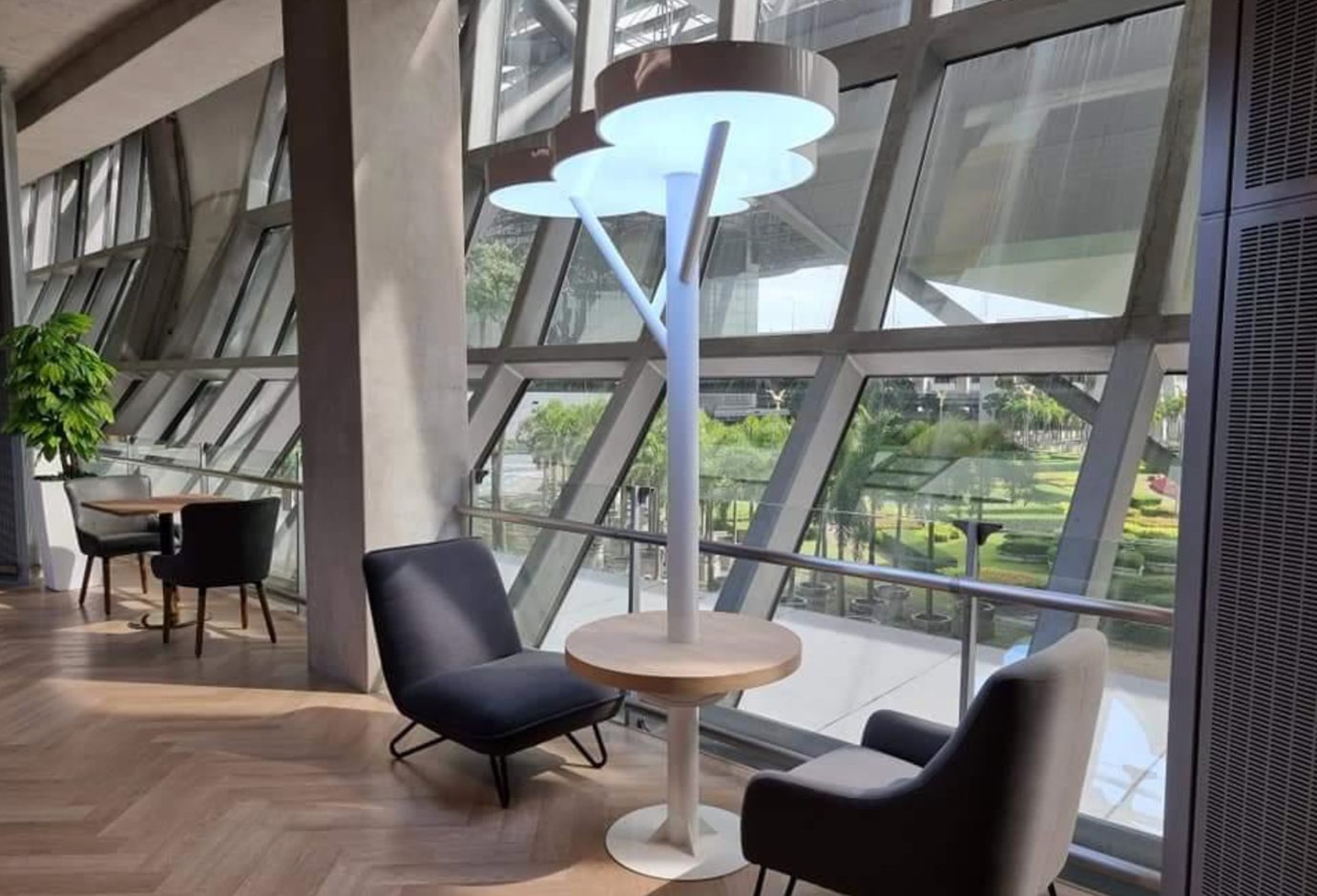 Window-side seating with modern chairs and natural light at Miracle Lounge Domestic Concourse D, Bangkok Suvarnabhumi Airport. Window-side seating with modern chairs and natural light at Miracle Lounge Domestic Concourse D, Bangkok Suvarnabhumi Airport.