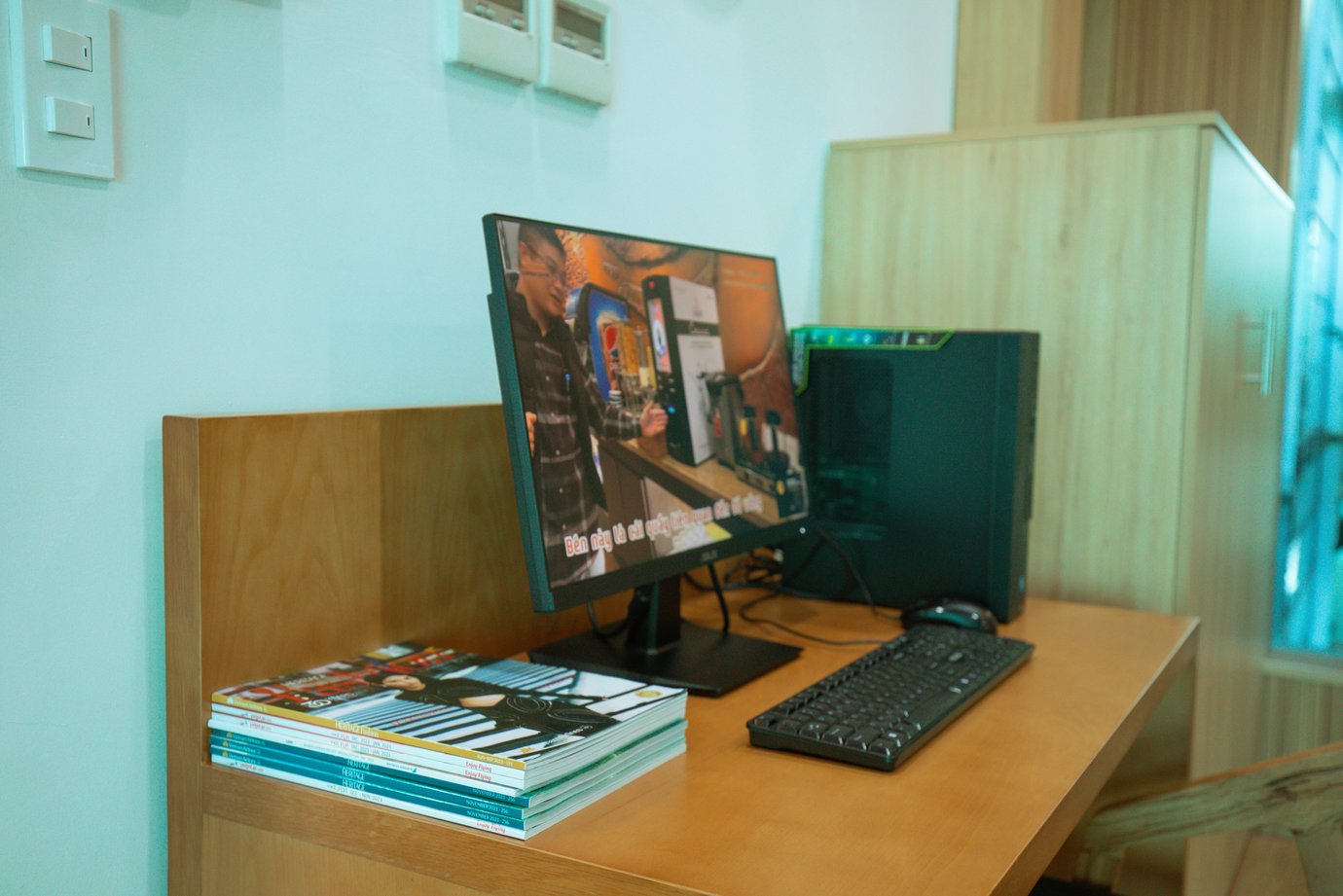 SH Premium Lounge Buon Ma Thuot Airport (BMV) workstation with a desktop computer, monitor, keyboard, and magazines