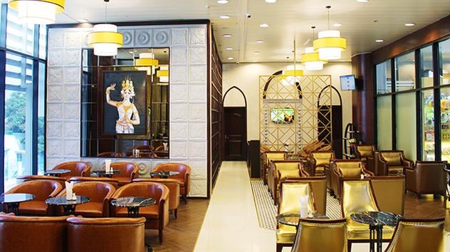 Champ Lounge seating area at Cam Ranh International Airport Terminal 1 with leather chairs, warm lighting, and elegant décor.