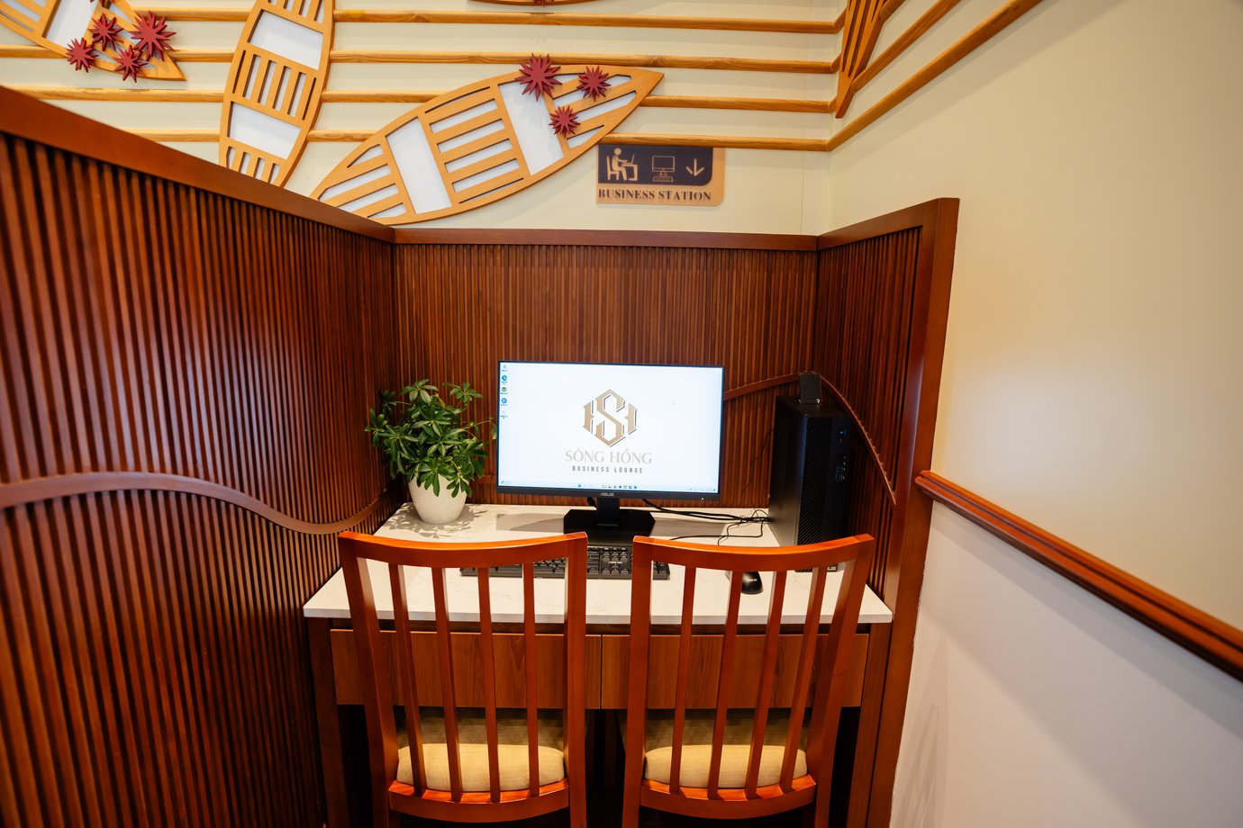 SH Premium Lounge business station featuring a quiet computer workspace with desktop PCs, seating for two, and wood-paneled privacy walls.