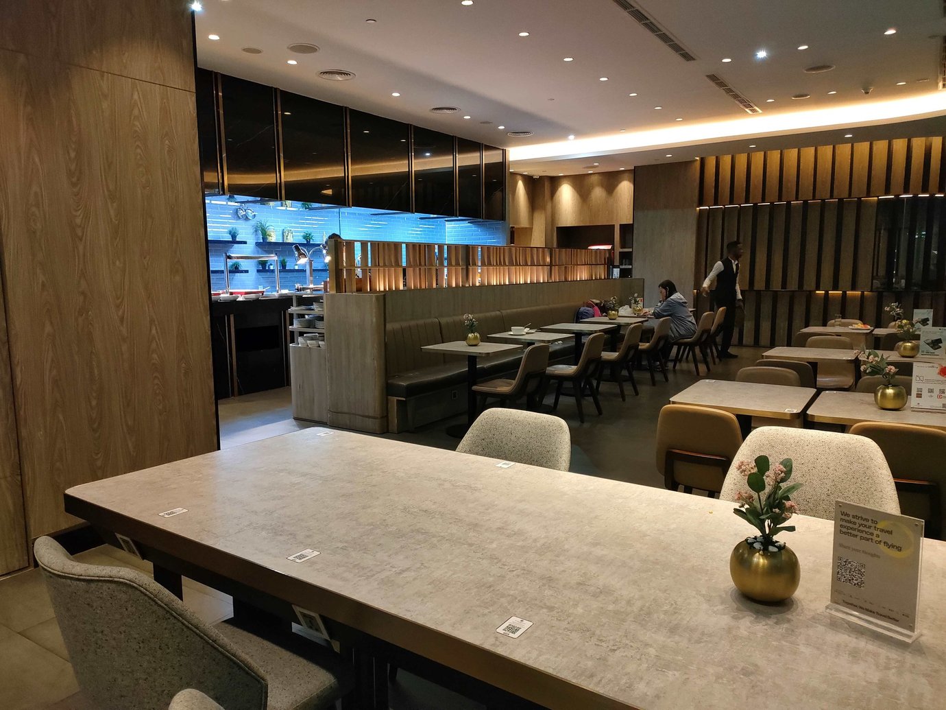 Dubai International Airport (DXB) Plaza Premium Lounge Review