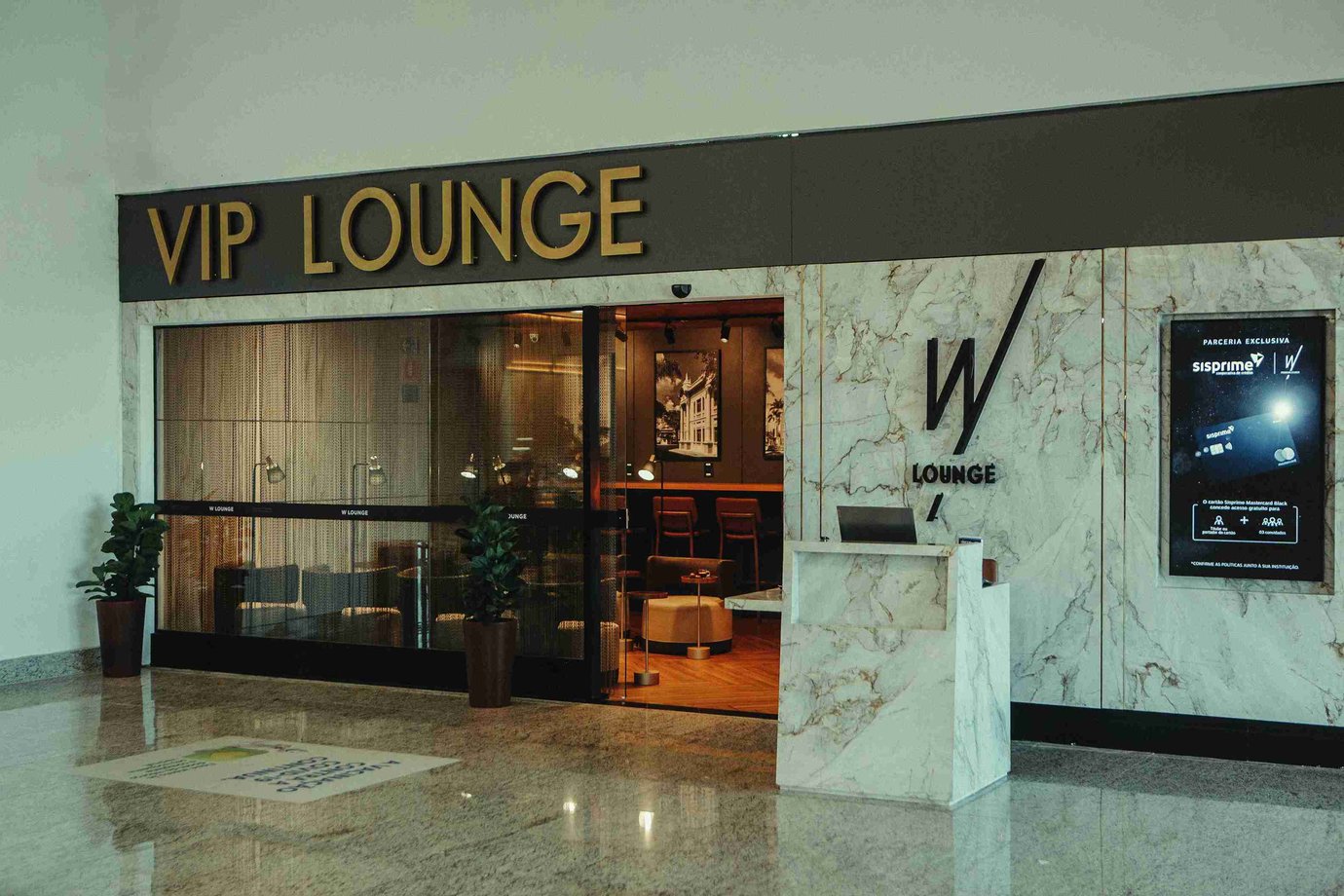The W Lounge at Ten. Cel. Av. César Bombonato Airport (UDI)